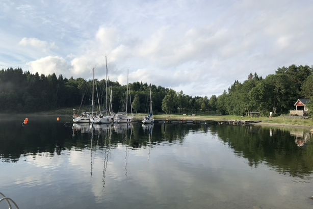 Skeppshamns Gästhamn small Skeppshamns Gästhamn en solig sommardag.