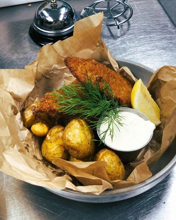 Tallrik med fish and chips från Skeppshamns Cafe och Bistro.