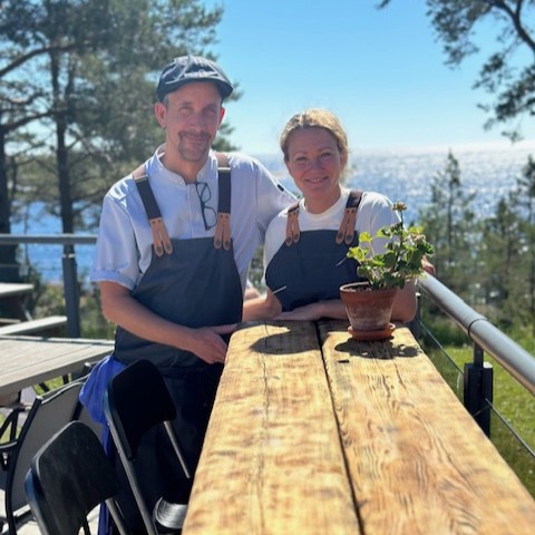 Maria och Mika från Skeppshamns Café och Bistro står utomhus i soligt väder.